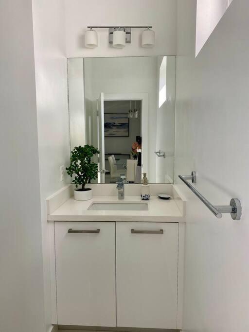 Across The Ocean Few Steps To Beach Contemporary Three Bedroom Townhouse Pompano Beach Esterno foto