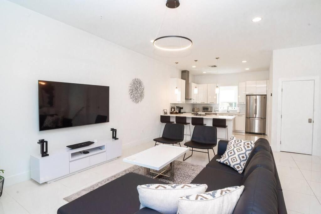 Across The Ocean Few Steps To Beach Contemporary Three Bedroom Townhouse Pompano Beach Esterno foto