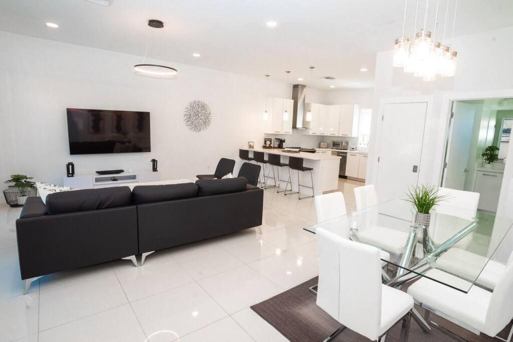 Across The Ocean Few Steps To Beach Contemporary Three Bedroom Townhouse Pompano Beach Esterno foto
