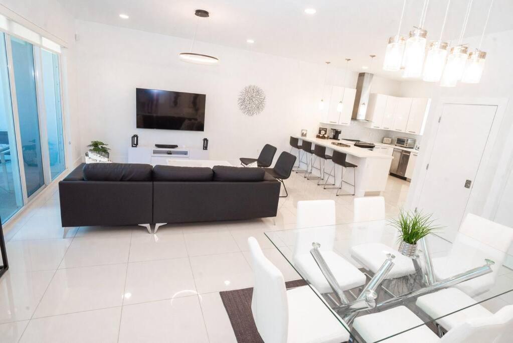 Across The Ocean Few Steps To Beach Contemporary Three Bedroom Townhouse Pompano Beach Esterno foto