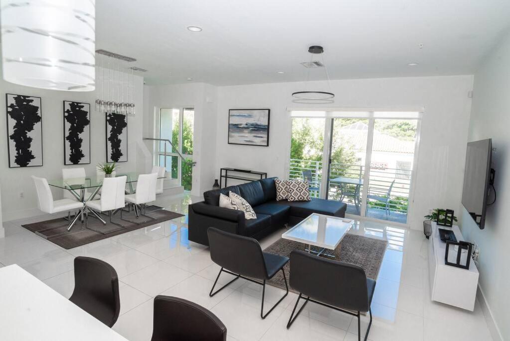 Across The Ocean Few Steps To Beach Contemporary Three Bedroom Townhouse Pompano Beach Esterno foto