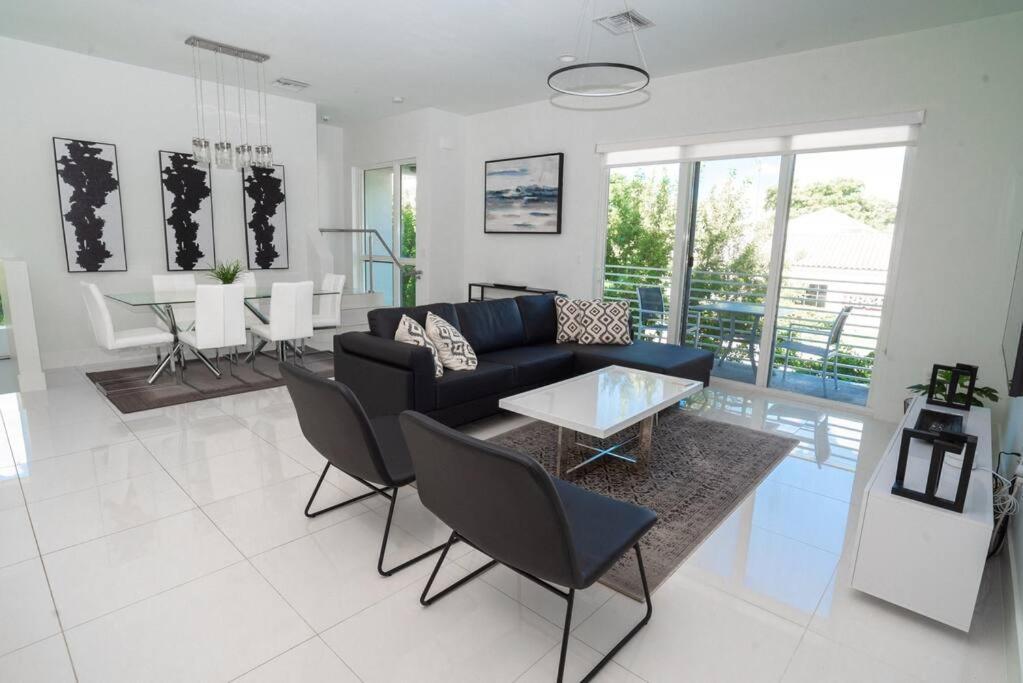 Across The Ocean Few Steps To Beach Contemporary Three Bedroom Townhouse Pompano Beach Esterno foto