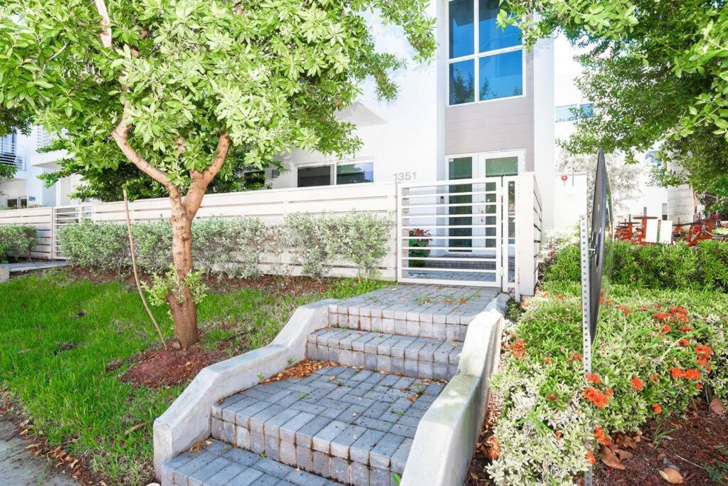Across The Ocean Few Steps To Beach Contemporary Three Bedroom Townhouse Pompano Beach Esterno foto