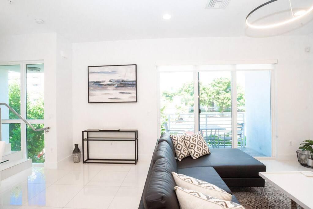 Across The Ocean Few Steps To Beach Contemporary Three Bedroom Townhouse Pompano Beach Esterno foto