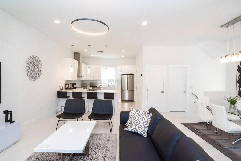 Across The Ocean Few Steps To Beach Contemporary Three Bedroom Townhouse Pompano Beach Esterno foto