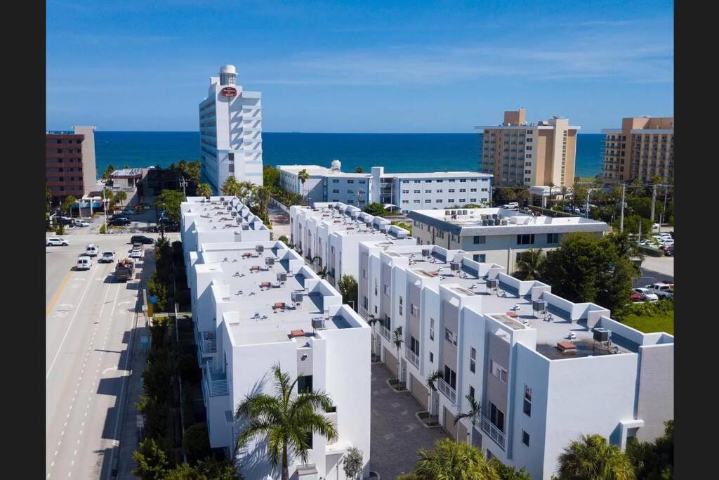 Across The Ocean Few Steps To Beach Contemporary Three Bedroom Townhouse Pompano Beach Esterno foto