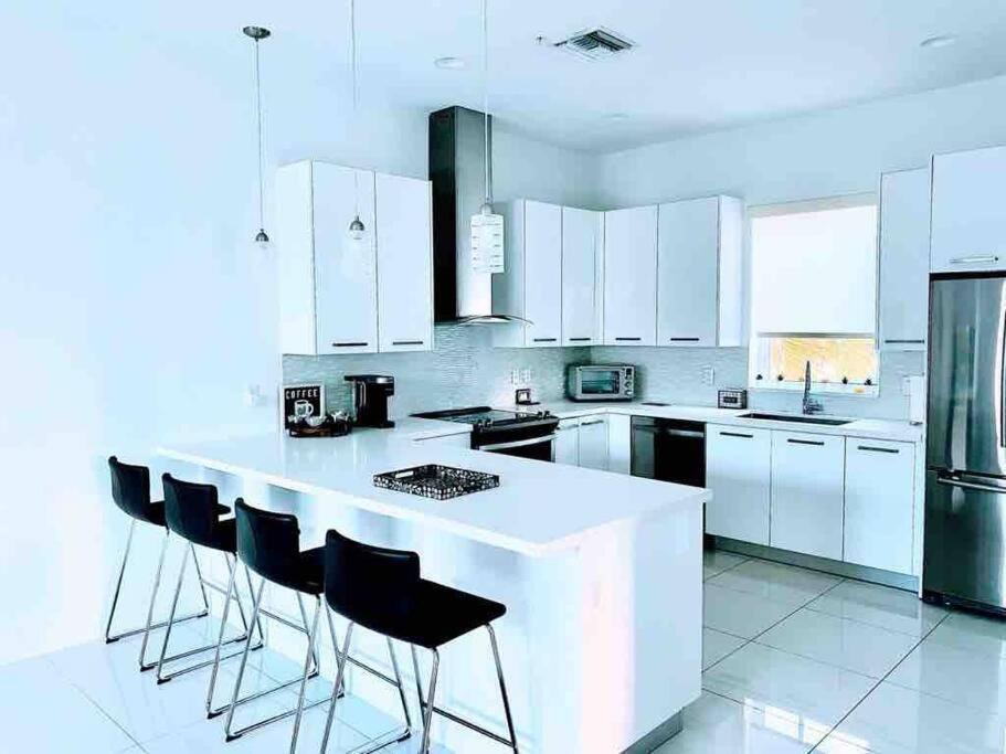 Across The Ocean Few Steps To Beach Contemporary Three Bedroom Townhouse Pompano Beach Esterno foto