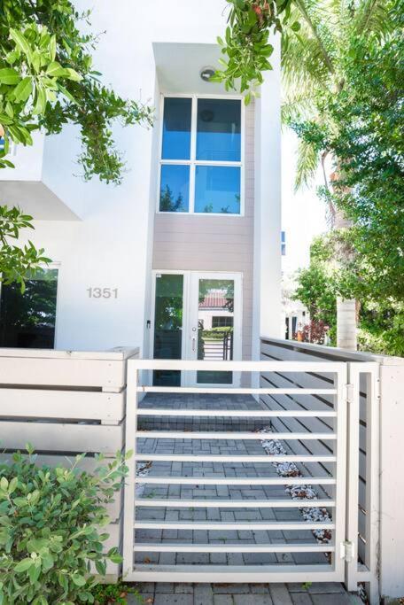 Across The Ocean Few Steps To Beach Contemporary Three Bedroom Townhouse Pompano Beach Esterno foto