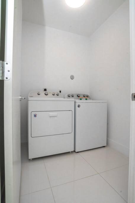 Across The Ocean Few Steps To Beach Contemporary Three Bedroom Townhouse Pompano Beach Esterno foto