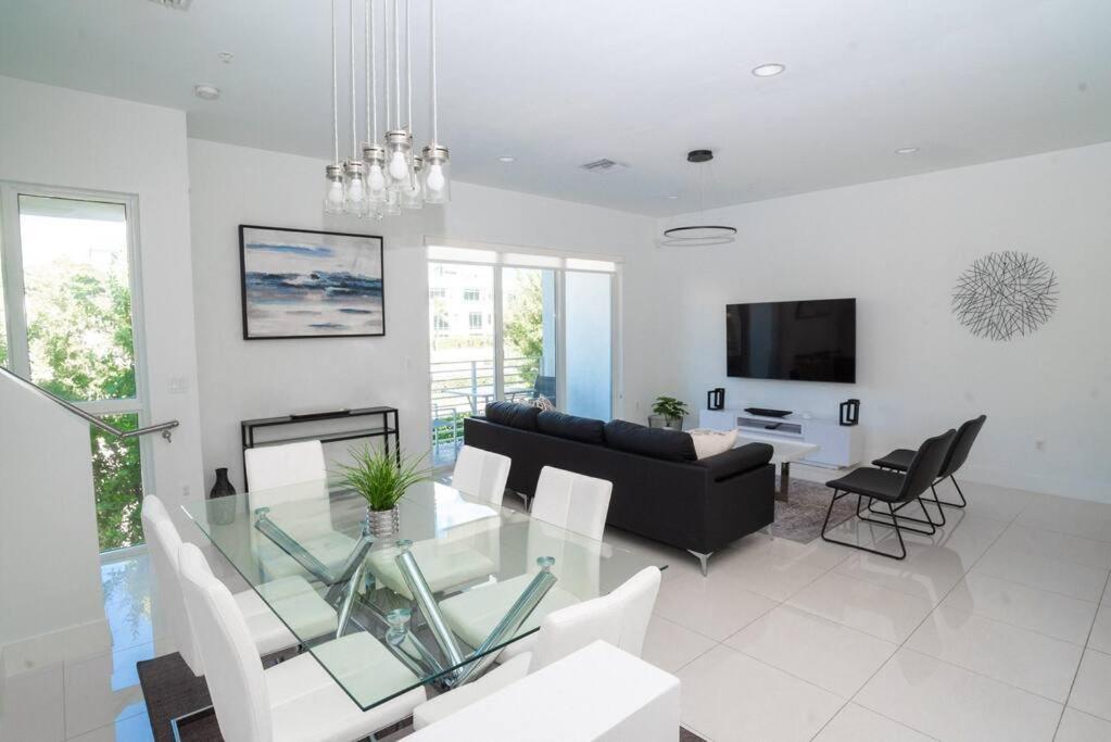 Across The Ocean Few Steps To Beach Contemporary Three Bedroom Townhouse Pompano Beach Esterno foto