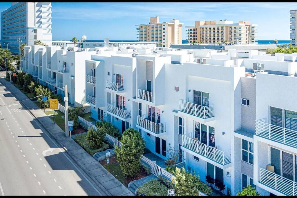 Across The Ocean Few Steps To Beach Contemporary Three Bedroom Townhouse Pompano Beach Esterno foto